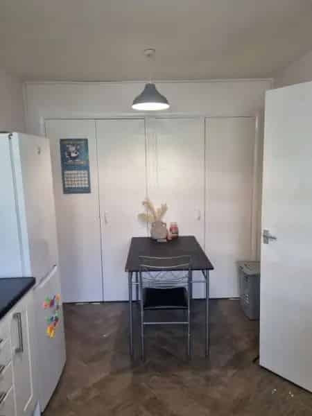 3 Bed Townhouse Near Schools Shops Parks
