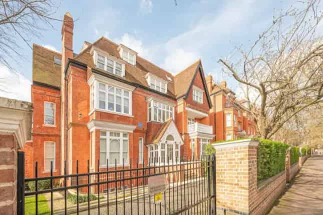 Flat for sale in Fitzjohn's Avenue, Hampstead, London NW3