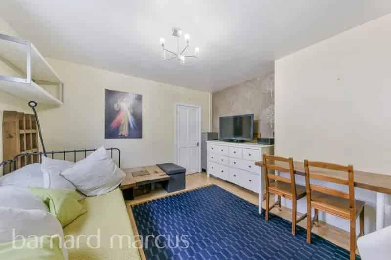 Two Bedroom Maisonette Near Streatham Common