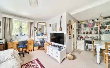 Charming 2-Bed Detached House in Bridport Near Amenities