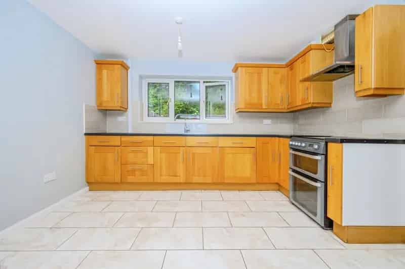 3 Bed House with Garden and Driveway Parking Near Amenities