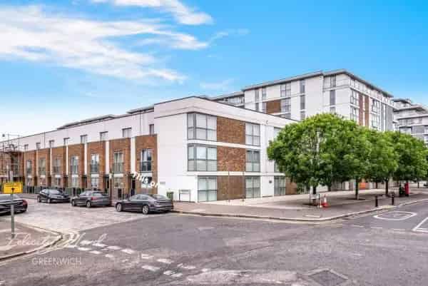 4 Bed Townhouse with 2 Bathrooms and Off Street Parking