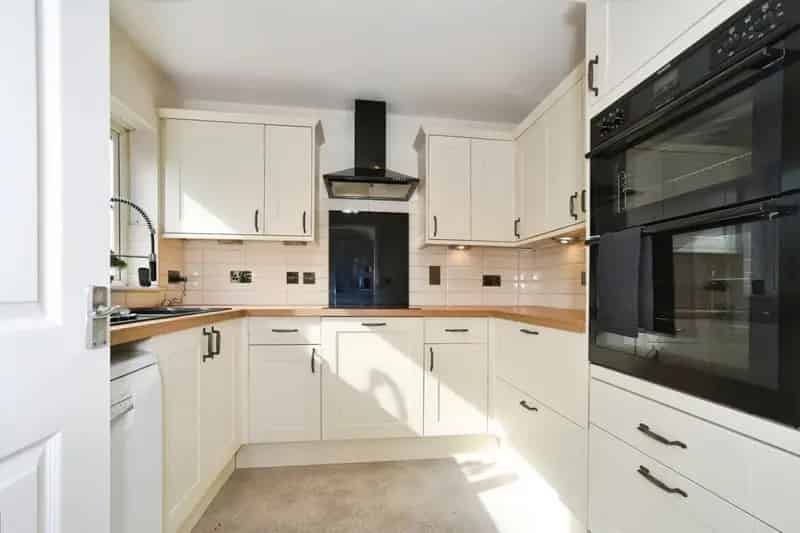 3 Bedroom Semi Detached House with Garage and Garden