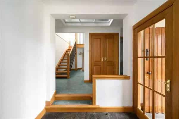 5 Bedroom Family Home with Conservatory and Large Garden