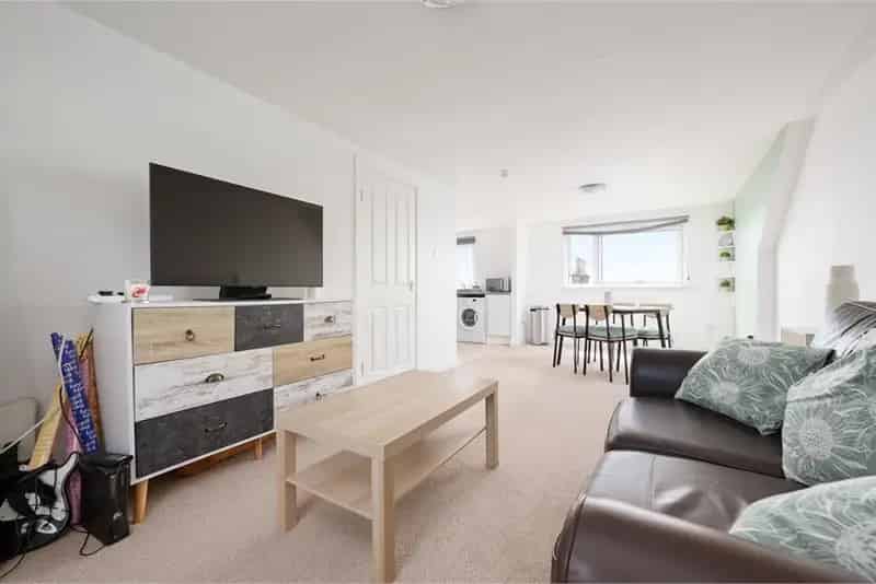 2 Bed Flat First Floor with 1 Reception Room