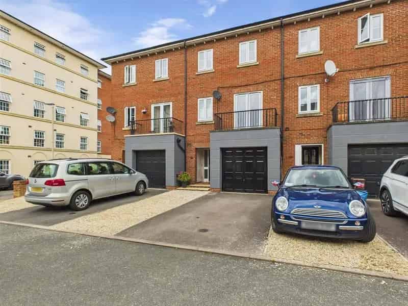 5 Bedroom Terraced House For Sale Near Hospital and City Centre