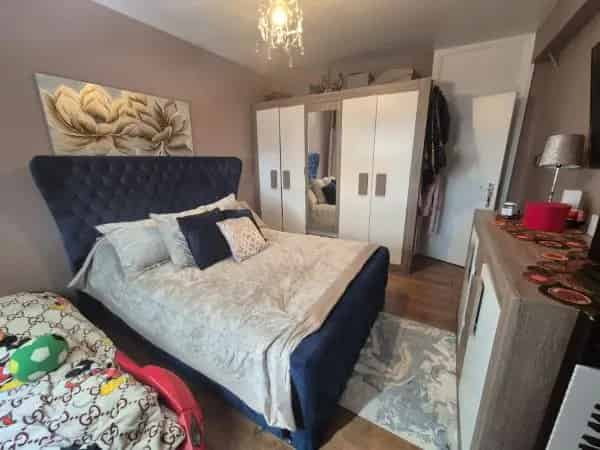3 Bedroom Flat Chiswick  Newly Fitted Kitchen Parking Secure Tenancy