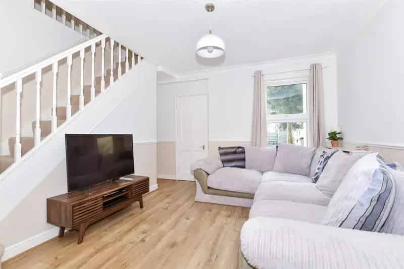 3 Bedroom End Terrace House for Sale Near Town Centre