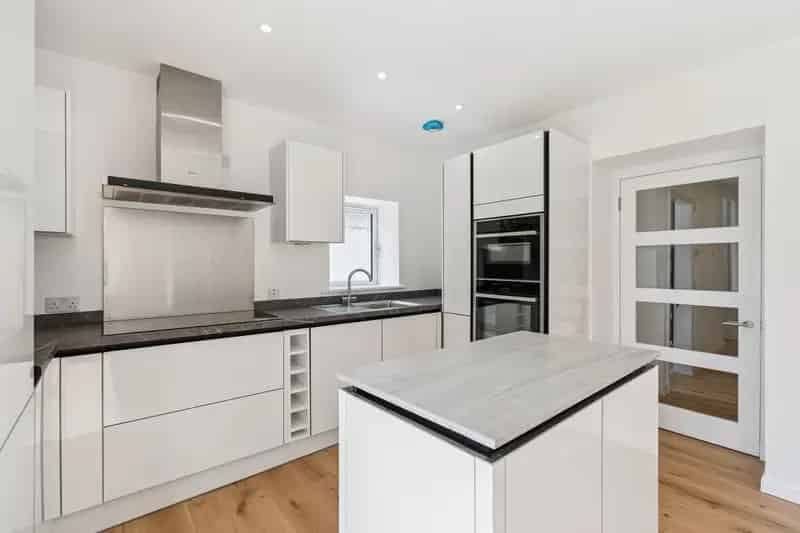 Stunning Piersfield Detached Home 3 Beds 2 Baths Private Garden
