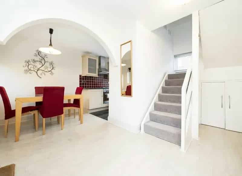 Spacious 2-Bed Flat near City Road Canal with Terrace