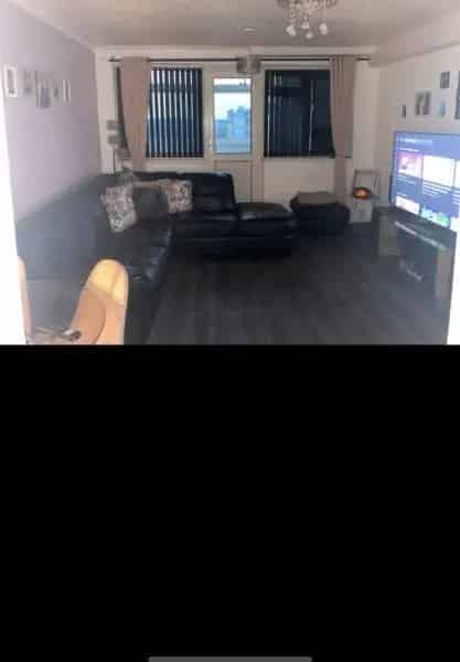 2 Bed High-Rise Flat Near Schools and Shops