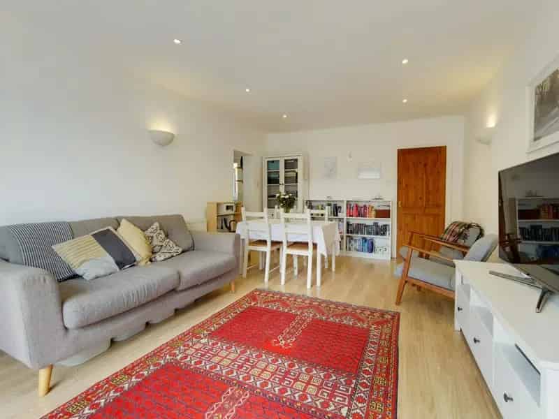 2 Bed Maisonette with Private Garden Near Mainline Stations