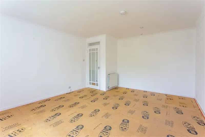 2 Bed Flat Lower Villa with Garden and Garage