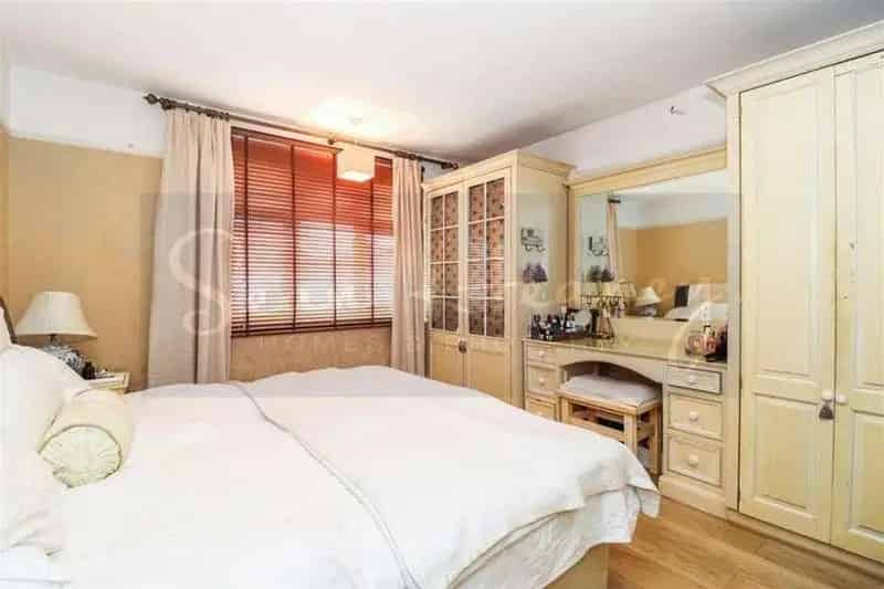 3 Bedroom Detached House for Sale in Barnet