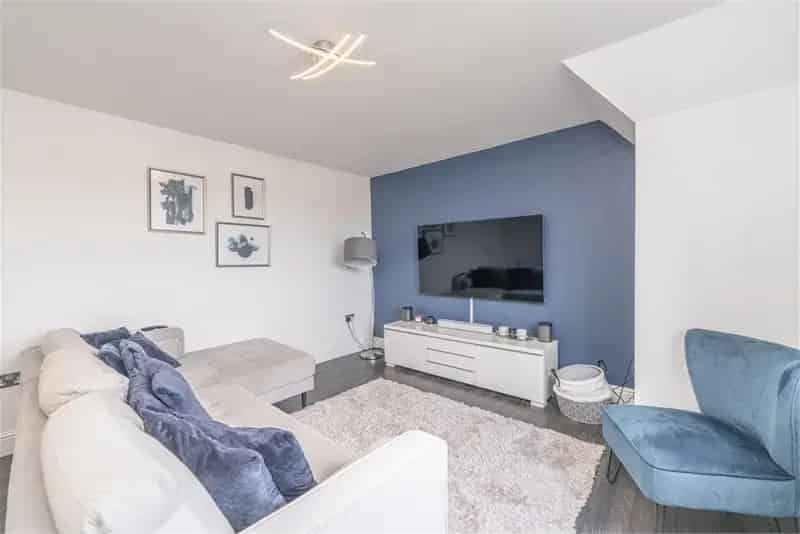 2 Bed Top Floor Flat Dalkeith Modern Kitchen Parking