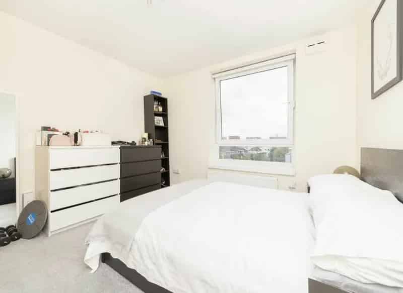 Two Bedroom Apartment Near DLR Stations