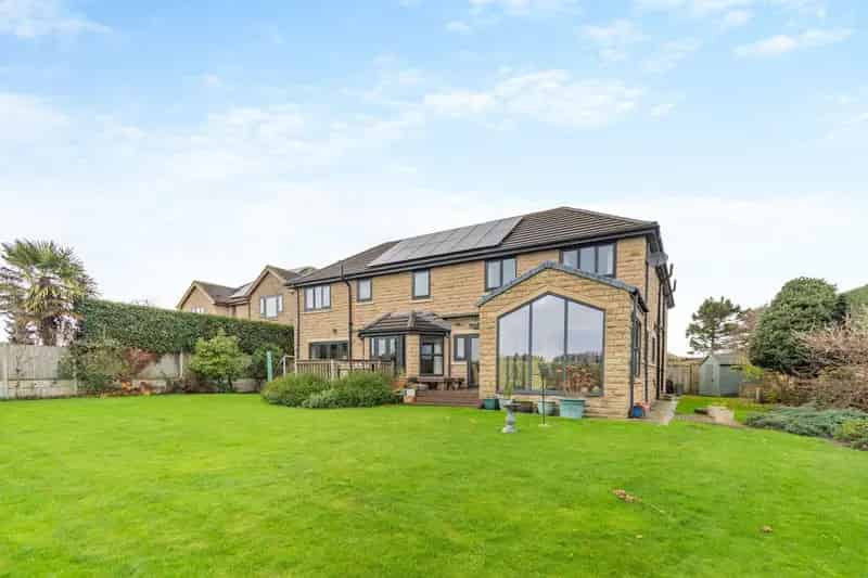 6 Bedroom Detached House with Stunning Gardens and Country Views