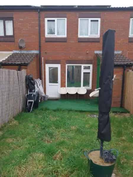 Two Bedroom Terraced House Near Motorway and Shops