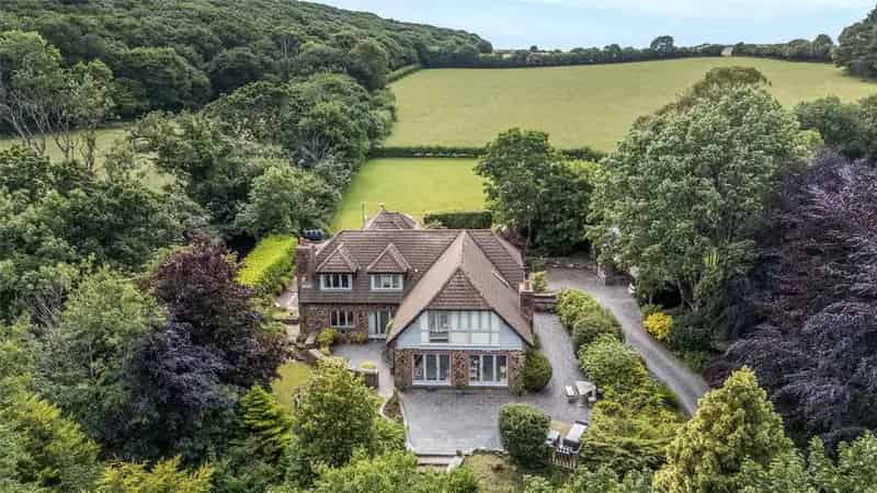 6 bedroom detached house for sale