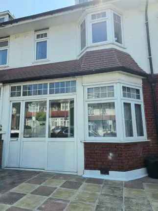 Terraced house to rent in Fishponds Road, Tooting SW17