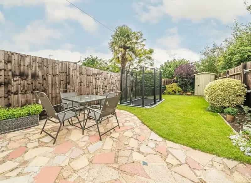 Spacious Two-Bedroom Victorian Cottage Near Hampton Court Palace
