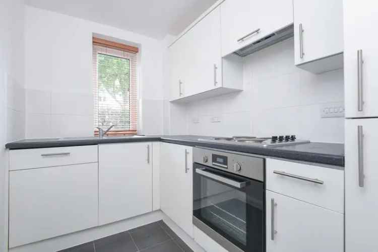Bright Top Floor Studio Flat Near Clapham Common