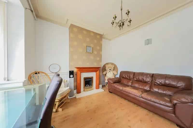 Spacious 3 Bed Semi Detached House Near New Cross Hospital
