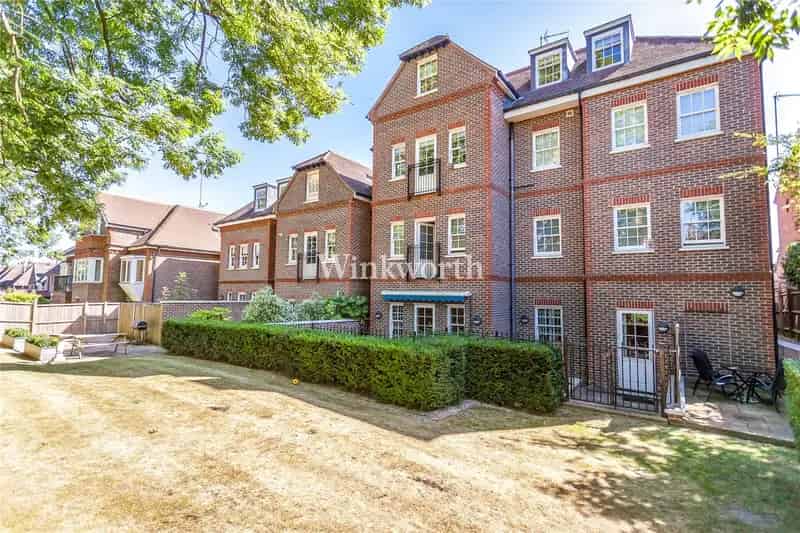 1 Bedroom Flat London - Separate Kitchen & Bathroom - Parking