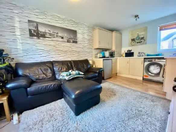 Ground Floor Hampton Apartment - Modern, Convenient, Zero Deposit Option