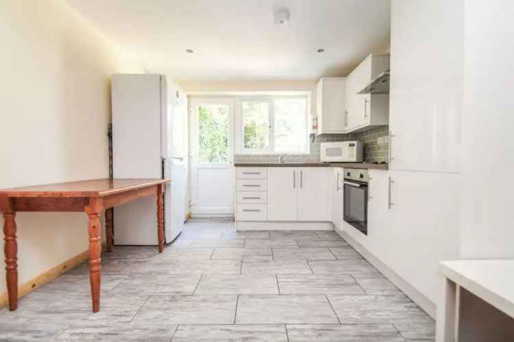 5 Bedroom Student House with 2 Bathrooms and Large Garden