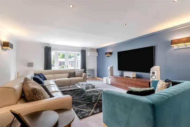 6 Bedroom Detached House with 2 Acre Plot and Annexes