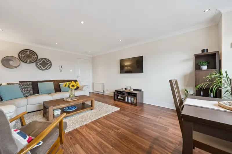 Spacious 2-Bed Executive Apartment in Muirend Glasgow