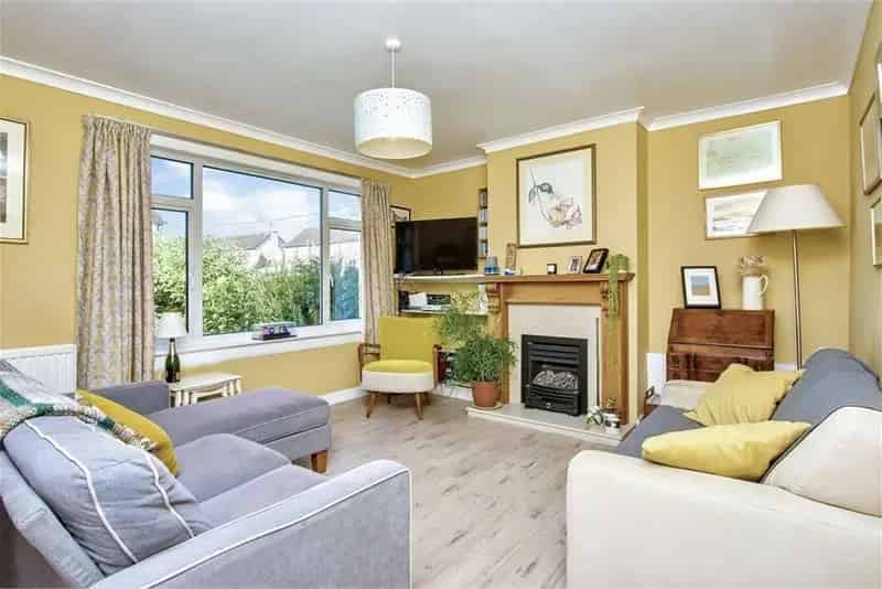 4 Bed House - Semi Detached with 1 Reception Room
