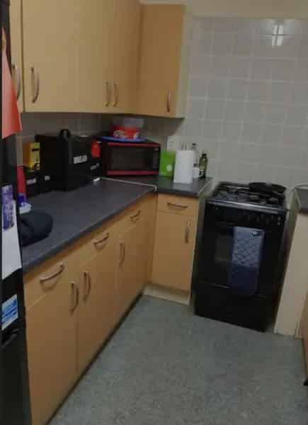 Spacious 2-Bedroom Flat with Balcony Central Heating Near Shops and Transport