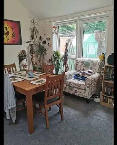 London Commute Home Near Amenities and Nature