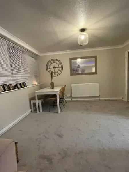 Large First Floor Flat Near Shops and Schools