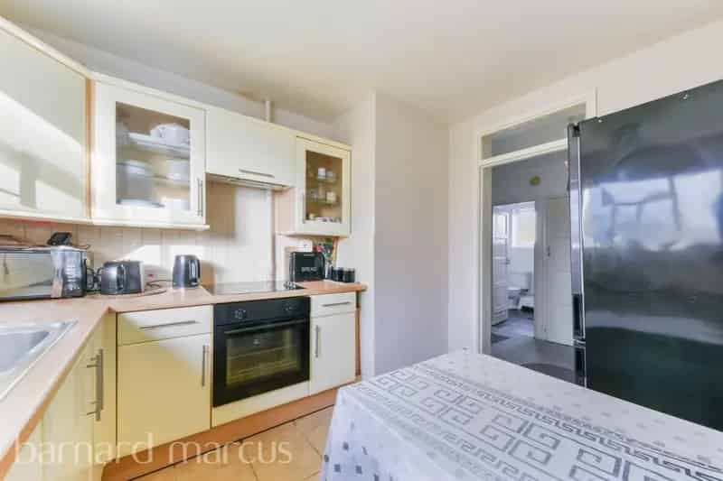 2-Bed Flat Chiswick 710 sq ft Parking Close Amenities