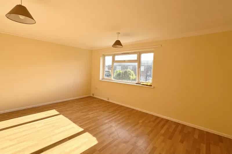 Spacious 2-Bedroom First Floor Flat with Zero Deposit Guarantee
