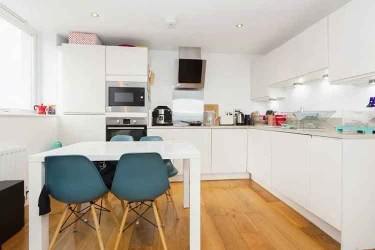 Stunning 2-Bed Apartment near Bow Road Station