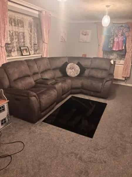 2nd Floor Flat near Shops and Schools