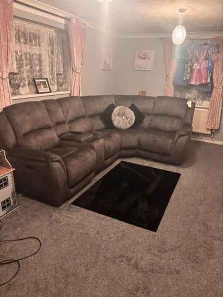 2nd Floor Flat near Shops and Schools