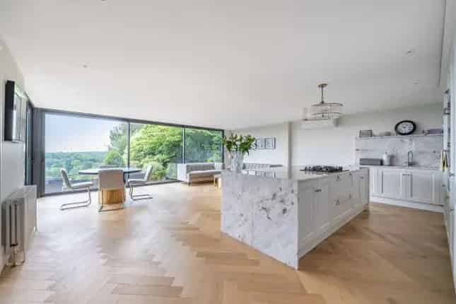 5-Bedroom Detached House for Sale in Cuffley EN6