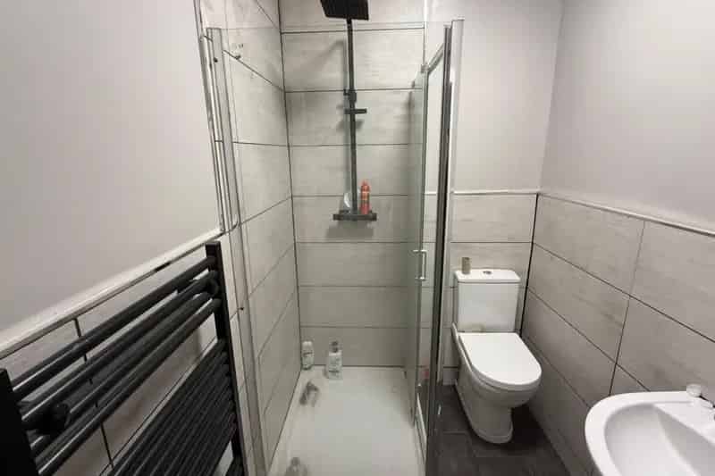 Spacious 5-Bedroom House Near Rotherham Town Centre