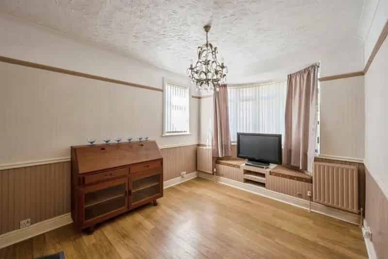 Spacious 3 Bed Semi-Rural Family Home with Large Garden and Garage