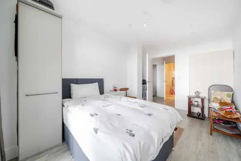 Second Floor Apartment in Hanwell - Modern Development