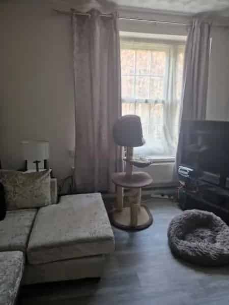3 Bed Flat Near Kennington Park Private Parking Close to Shops and Schools