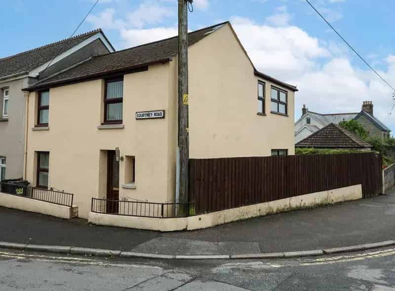 2 Bedroom Semi Detached House for Sale near Shops and Schools