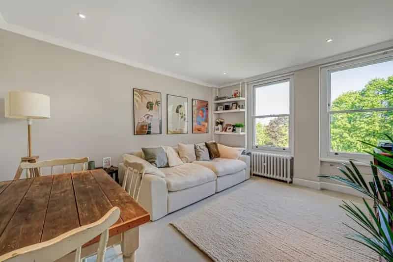Stunning Apartment Near Jubilee Overground Stations with Parking