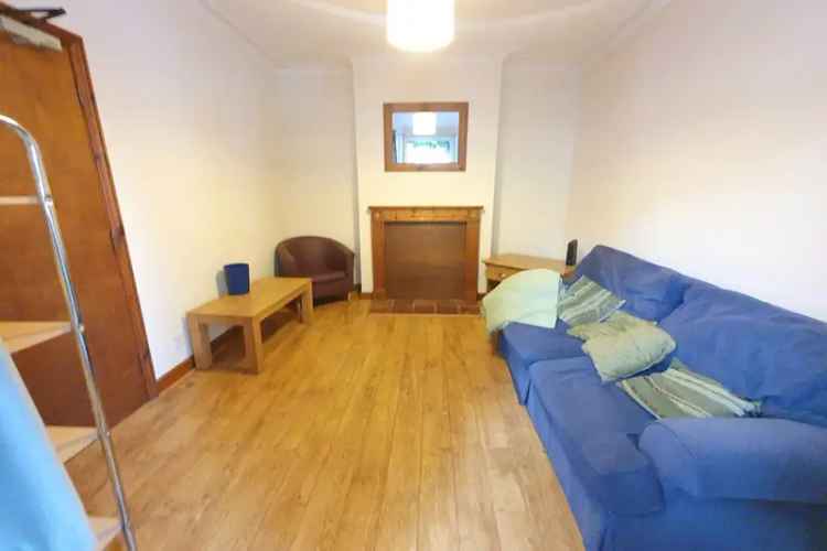 3 Double Bedroom House with Courtyard Garden and Parking