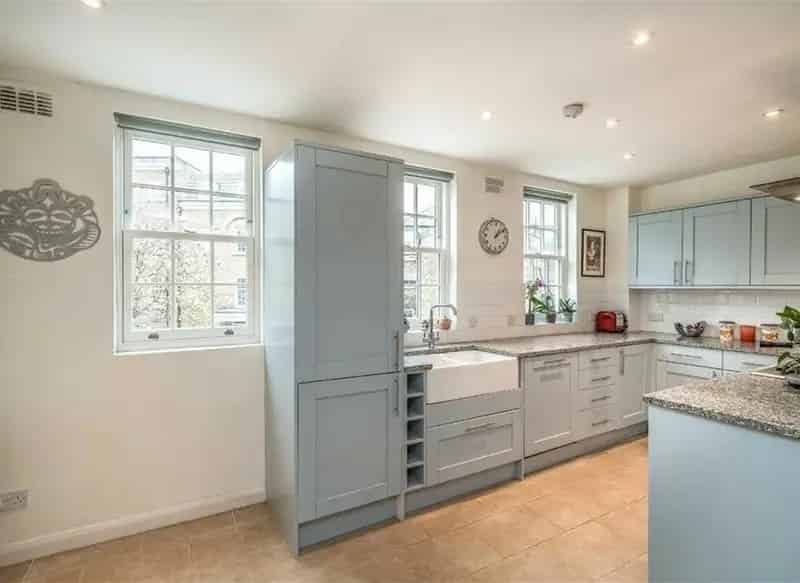 Four Bedroom Townhouse near Vauxhall with Gym and Pool Access